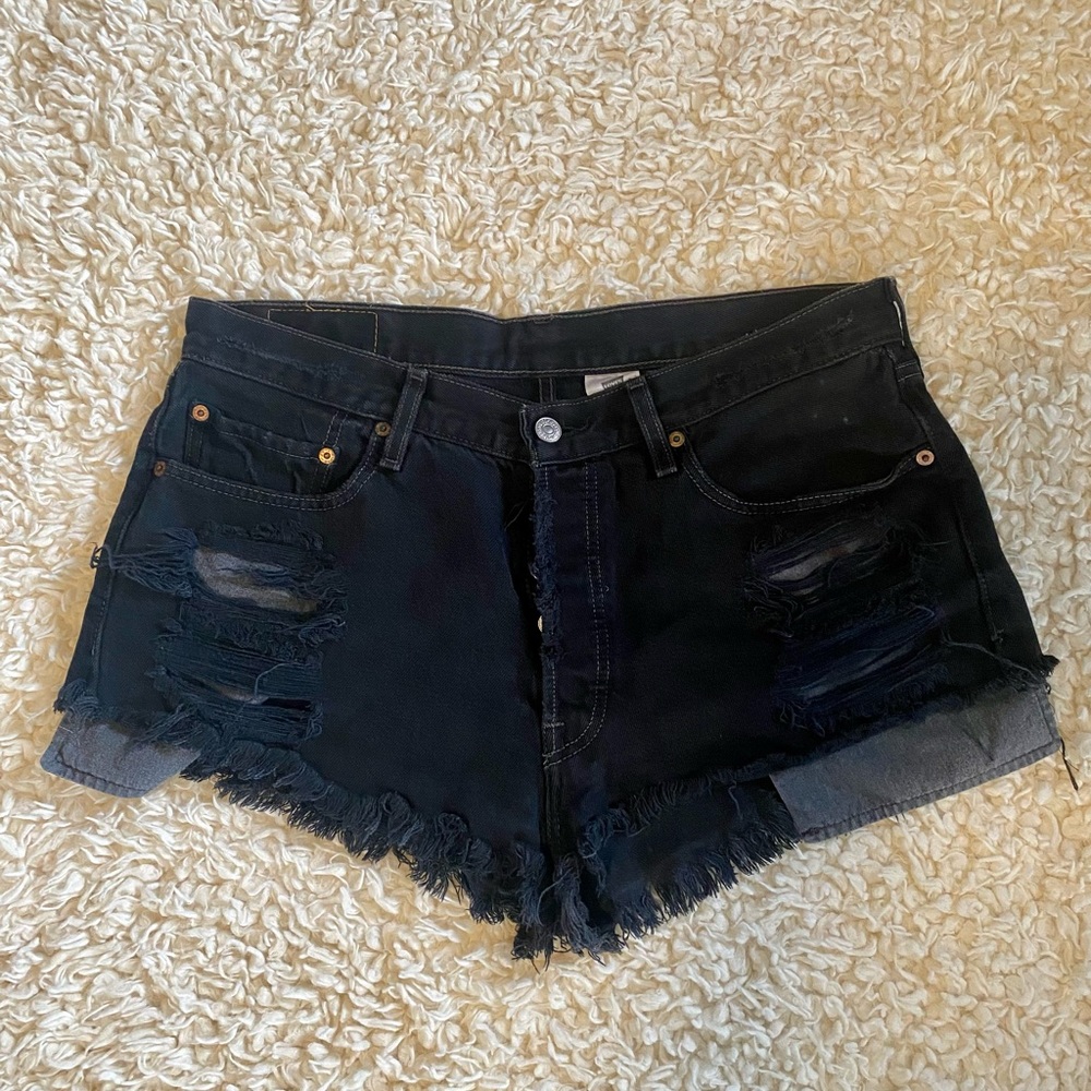 👖Levi distressed denim shorts